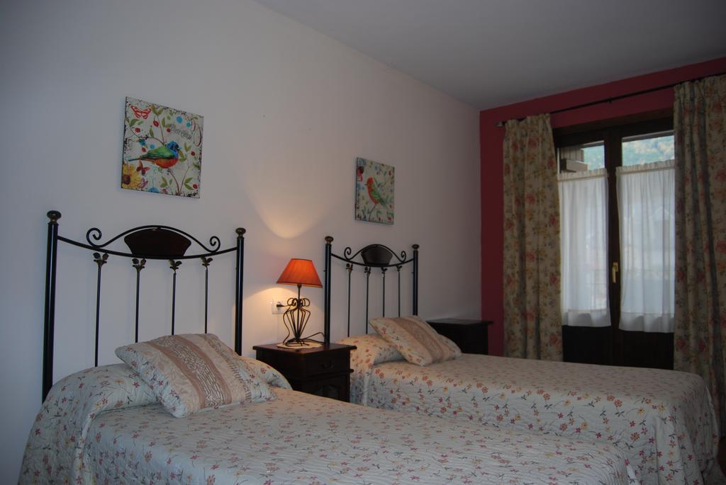 Apartamentos Casa Isabale Biescas  Quarto foto