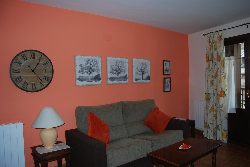 Apartamentos Casa Isabale Biescas  Quarto foto